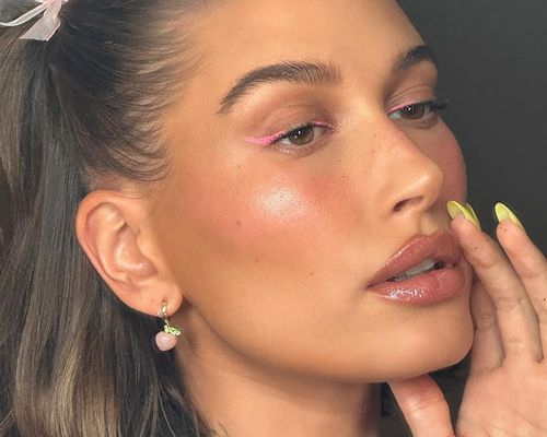 Hailey Bieber in a glow, contoured makeup look