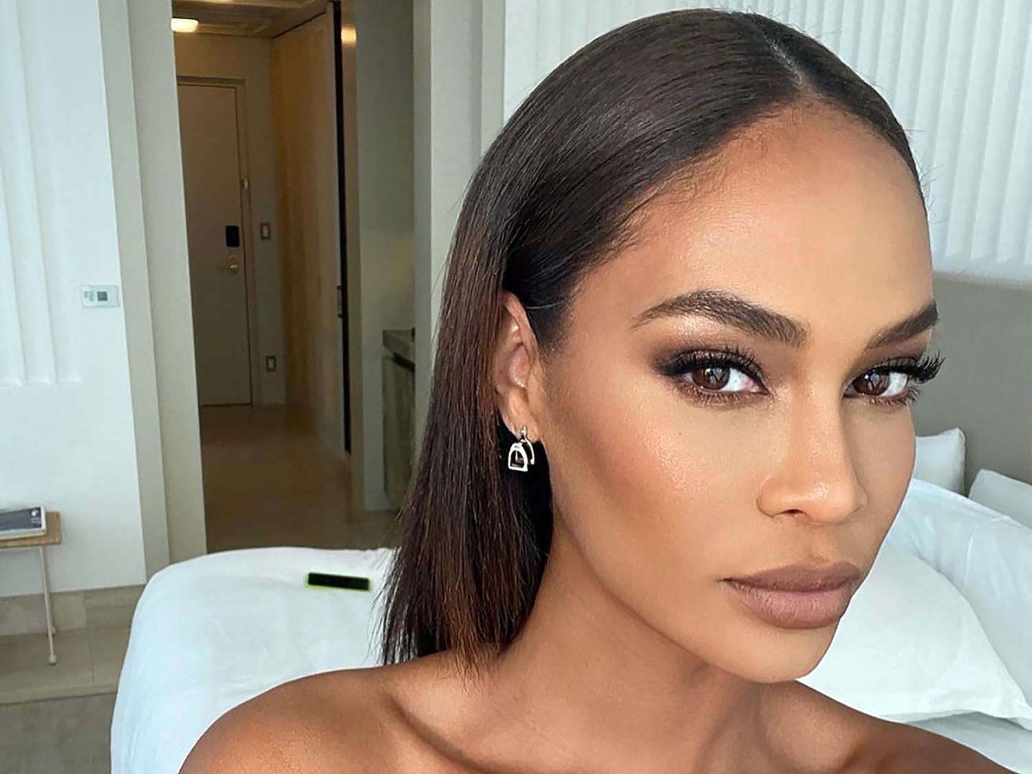 Joan Smalls wearing glowy, bronzed makeup 