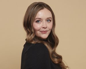 woman with brown hair wearing false eyelashes