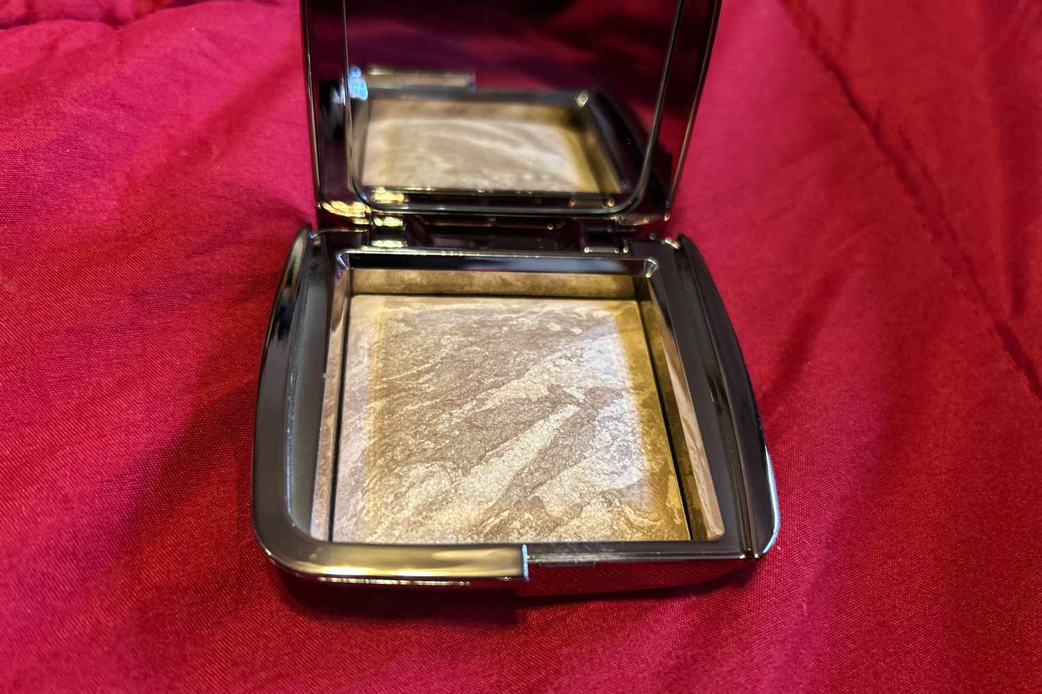 closeup of Hourglass Ambient Lighting Bronzer