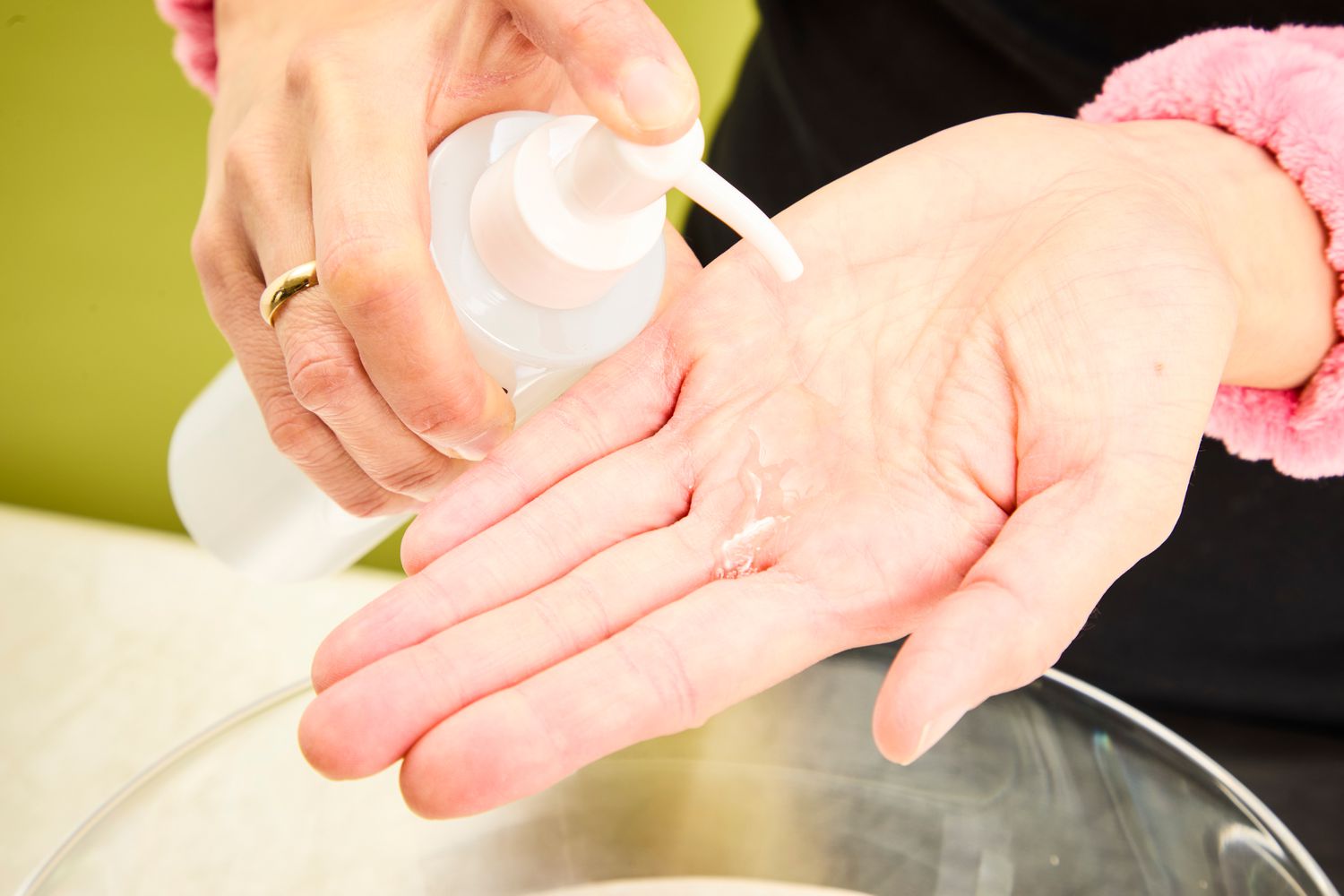 A person dispensing Shiseido Perfect Cleansing Oil into their hand