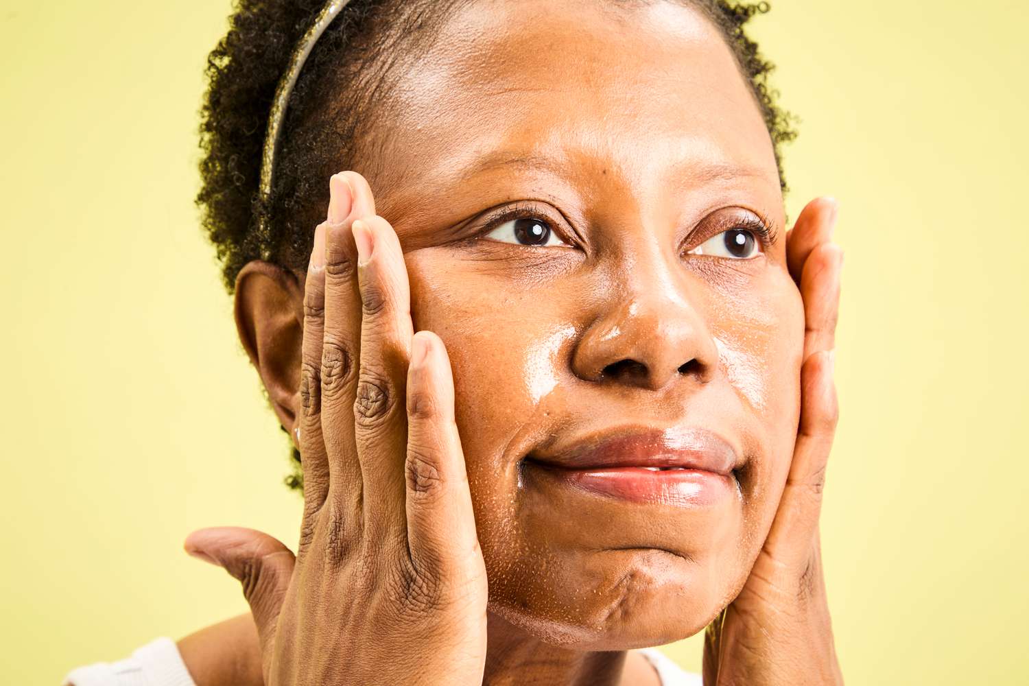 A person rubbing Sulwhasoo Gentle Cleansing Oil onto their face