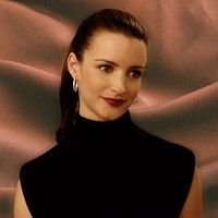 Charlotte York wearing silver hoops and turtleneck in Sex and the City