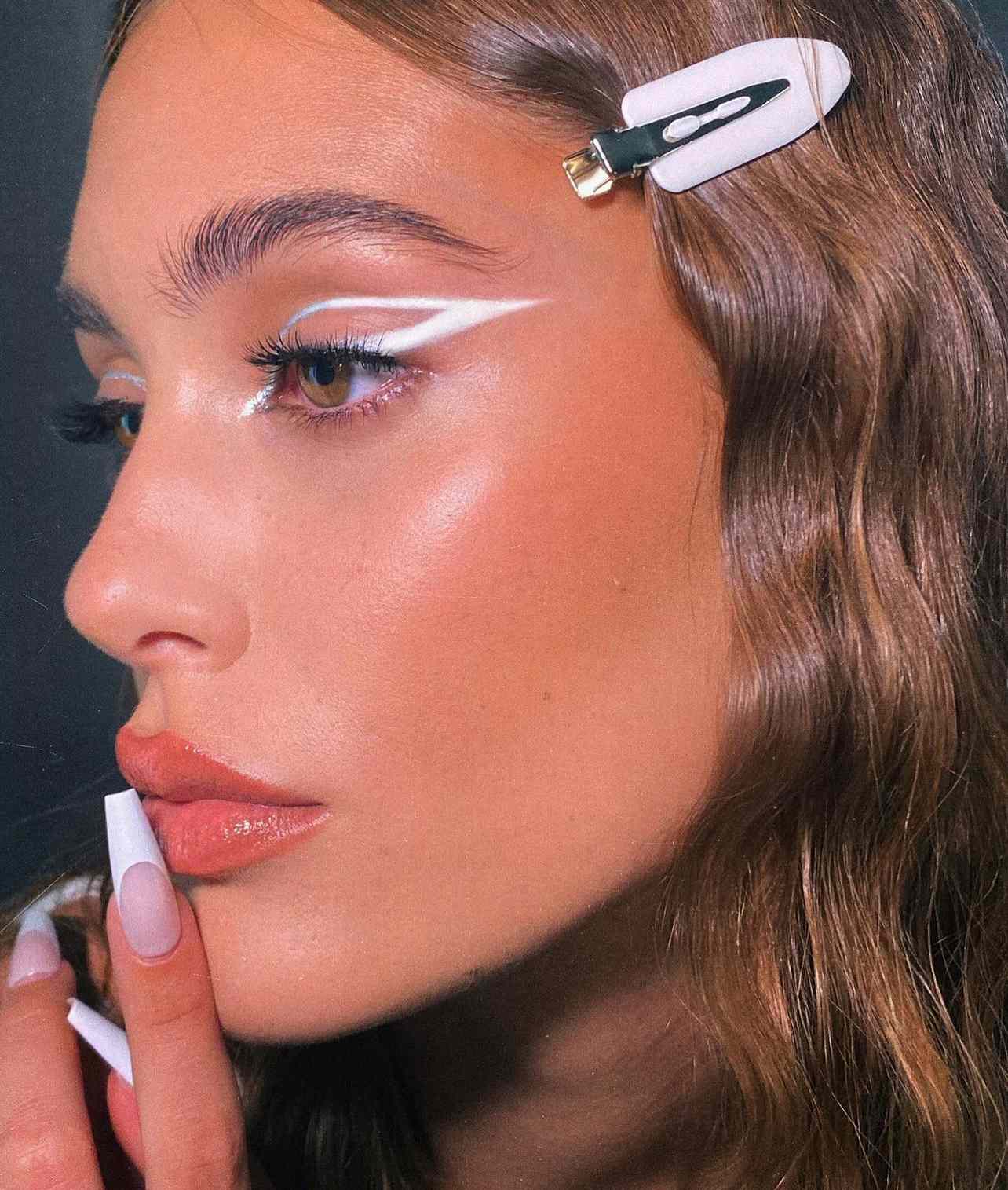 model is wearing a white abstract liner look