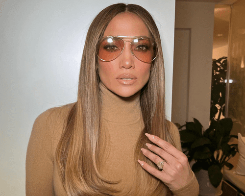 jlo with straight blonde hair and sunglasses