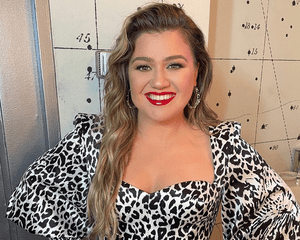 Kelly Clarkson wearing red lipstick and leopard dress