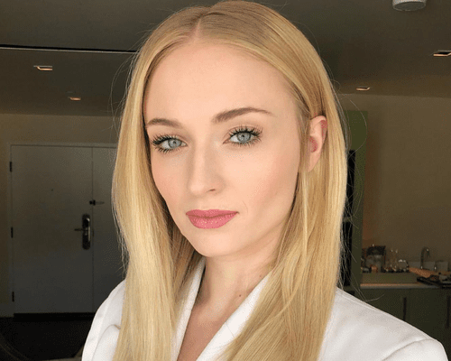 Sophie Turner with natural-looking glam and bold lashes