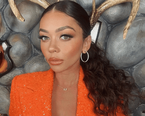 Sarah Hyland wearing orange makeup