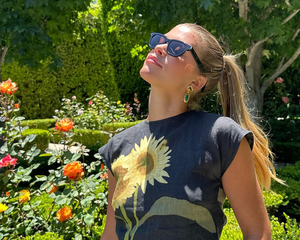 sofia richie wearing sunglasses in a garden