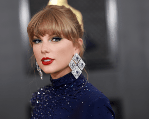 Taylor Swift wearing cat eye eyeliner and a blue gown