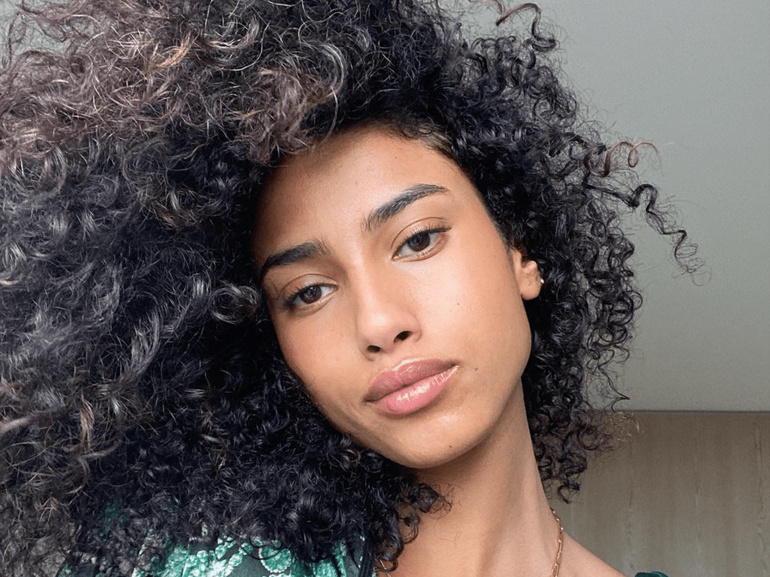 imaan hammam wearing curly hair